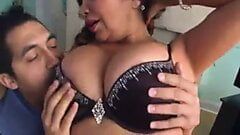 Latina tante girang mencintai seks anal di pantatnya yang gemuk