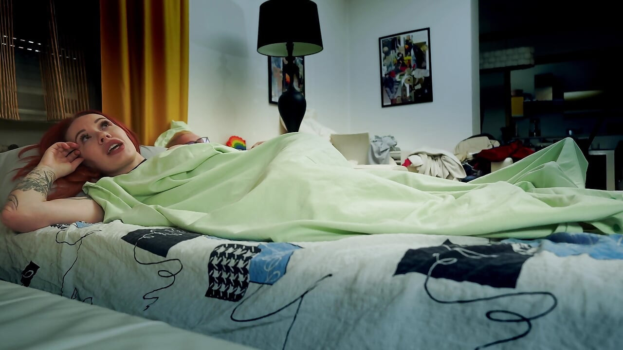 S1 ep1: Nevlastní máma sdílí postel s nevlastním synem v žárové noci!