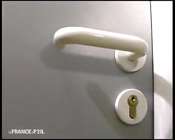 一个年轻的金发女孩扮演一个女孩被她的继父性交的一部分.