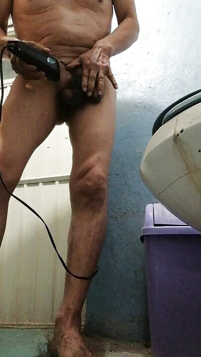 Shaving the pussy