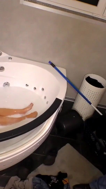 Stunning moment from "Geiles Teen im Badezimmer gefickt"