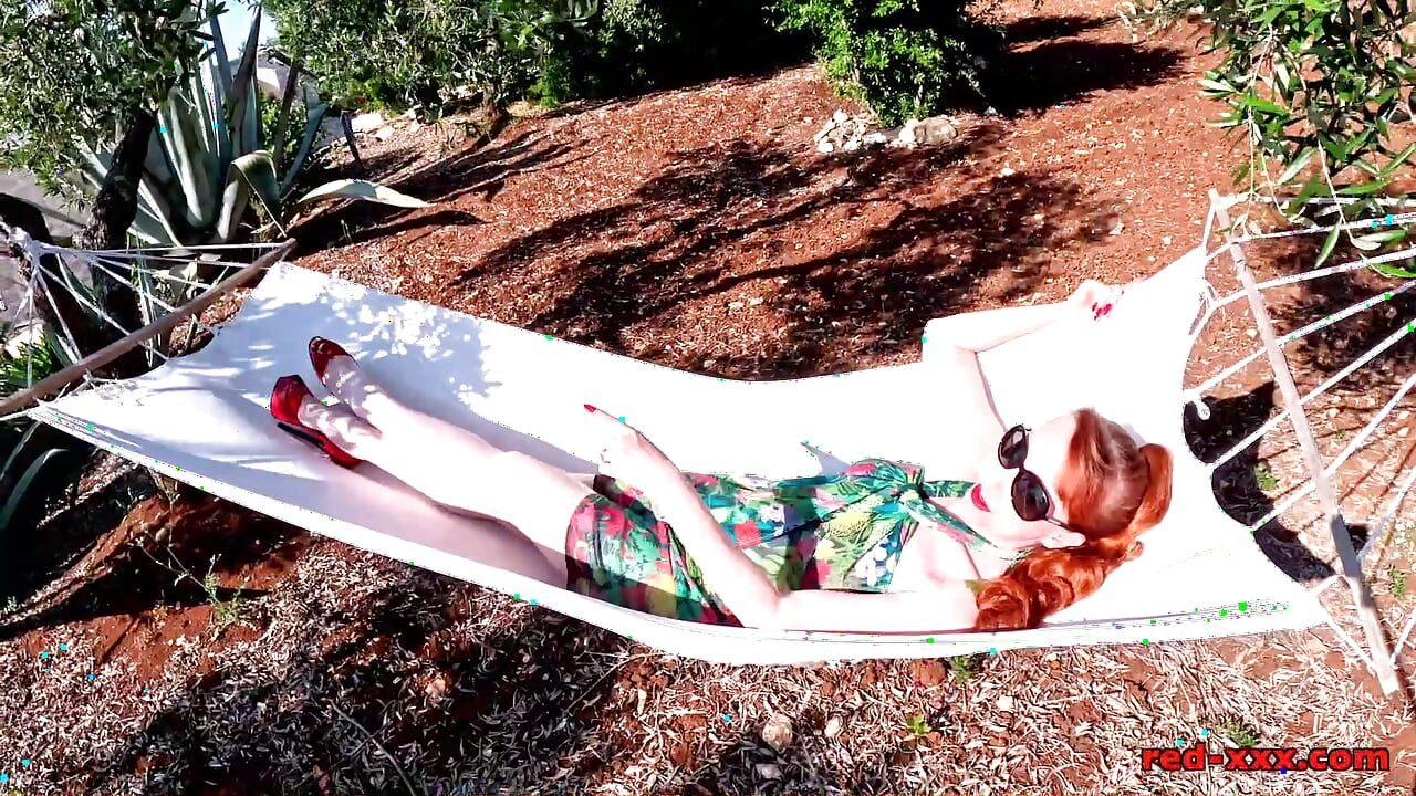 Η Red XXX γεμίζει το μουνί της με ένα παιχνίδι στην αιώρα
