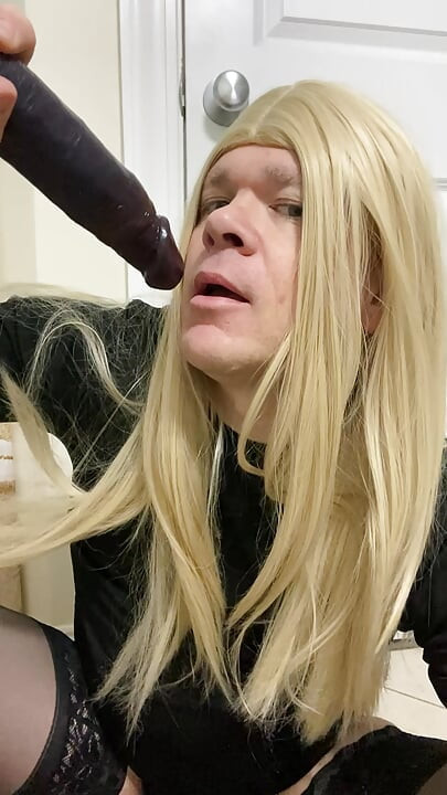 Crossdresser suge un vibrator bbc în timp ce vorbește cu tati ca o curvă bună