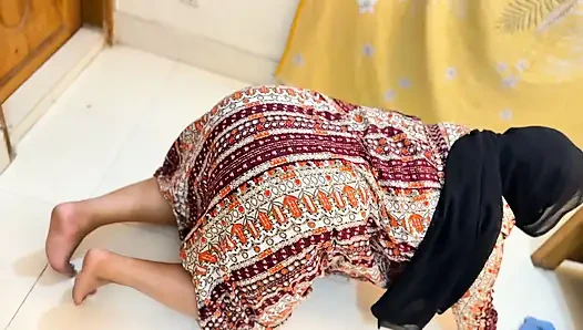 Ibu tiri muslim mesir dengan pantat bahenol terjebak di bawah ranjang sebelum dia mau seks anal dariku!