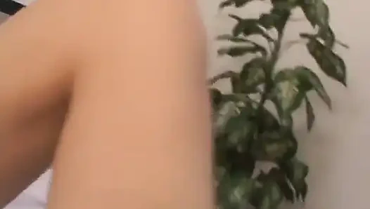 Gergin Kailey kesilmiş amcığını açıyor ve mastürbasyon yapıyor