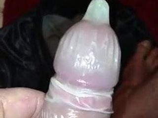 Kondom mit riesiger Ladung gefüllt