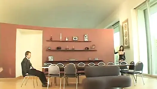 Lateks giyen sürtük boşalmak için büyük yarağı emiyor