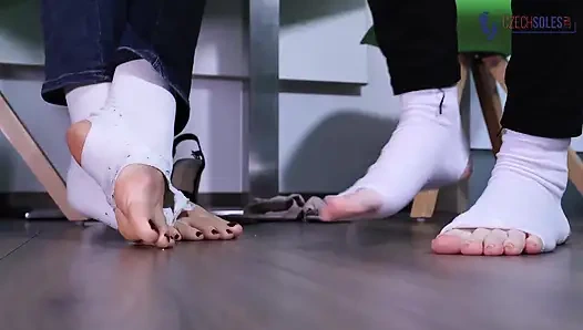 Pertumbuhan dan Bandingkan Kaki Dua Saudara Perempuan