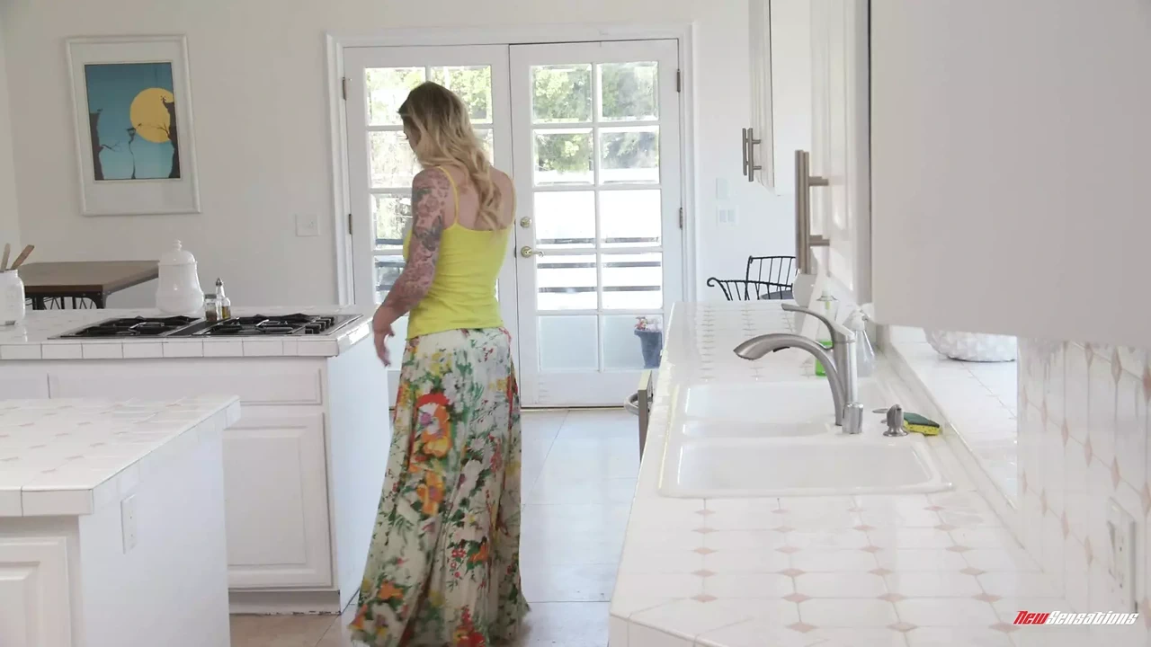 出轨的金发熟女继母Brooke Banner是完美的性爱