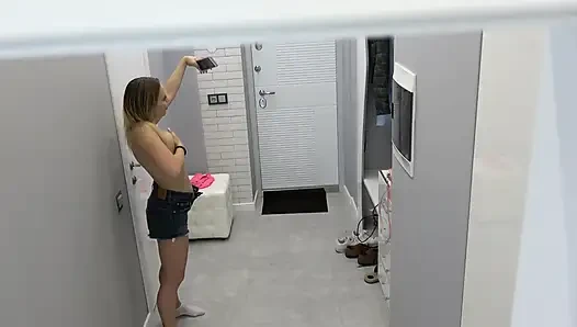 Perfektes teen macht ein heißes selfie, bevor er in eine disco geht