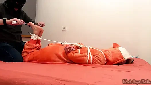 Miriam Diikat Dan Digelitik Di Onesie