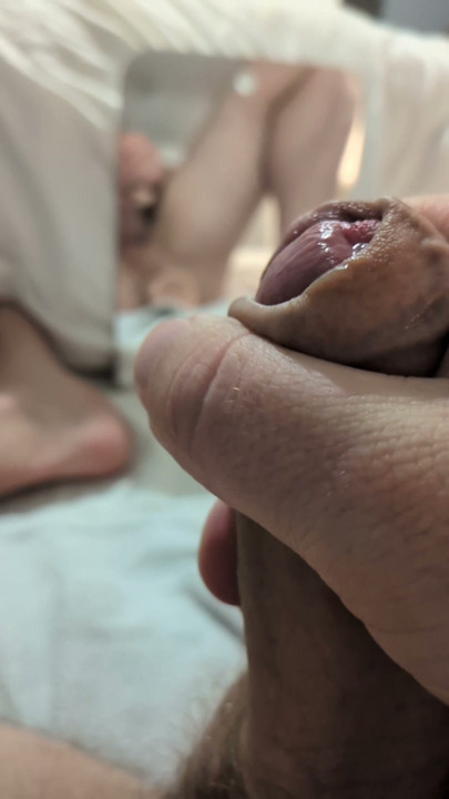 Melancap dan memasukkan dildo dalam-dalam