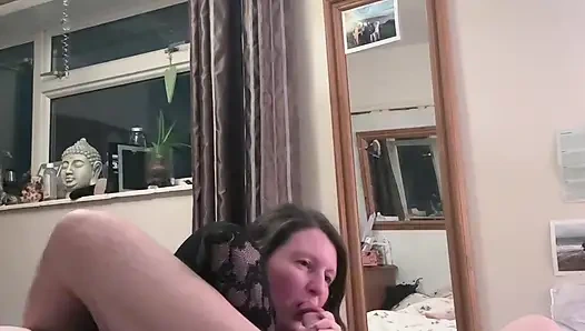 В видео от первого лица, она снимает себя трахающейся меня