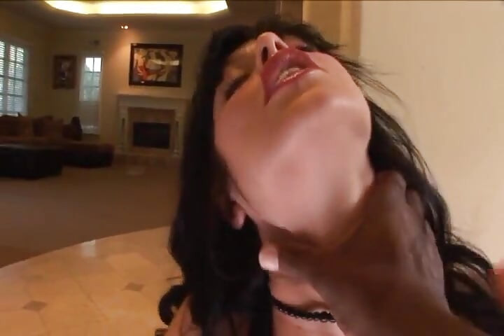 Kurvig brunett MILF sträckt vid massiv bbc anal