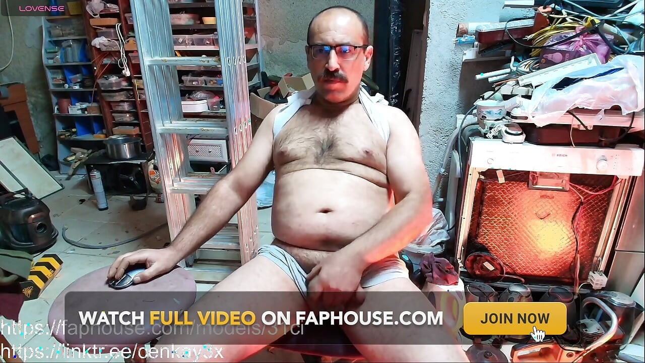 السيد دائما لديه سيجارة في فمه.