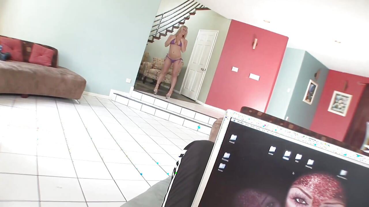 Dewi awek blonde menggembirakan lelakinya dalam sudut pandangan pertama