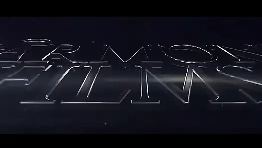 Freche damen ficken einen glücklichen hengst im ffm-dreier