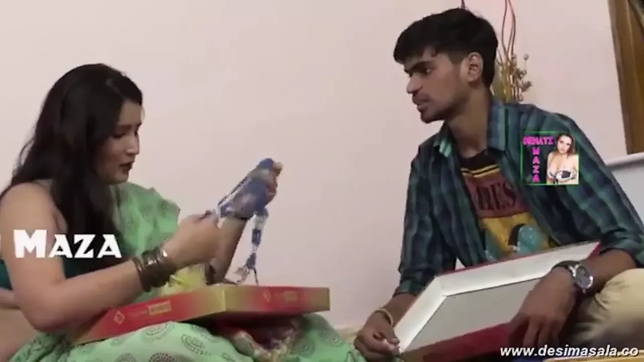 Surekha Desi阿姨在纱丽热辣的性爱