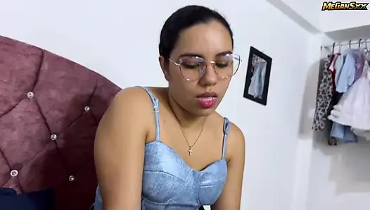 Hei tetangga, jangan masuk, istriku akan tiba kapan saja.