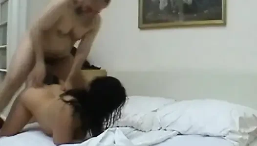 Старая и молодая трахают киску членом