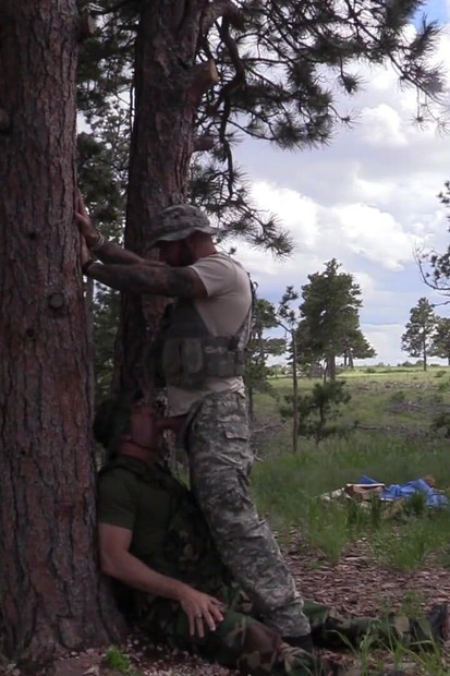 ジェイソン・コリンズが森の中で軍事フックアップ!