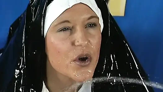 İşeyen Alman rahibe edepsiz sevgilisiyle yakınlıklarını gösteriyor