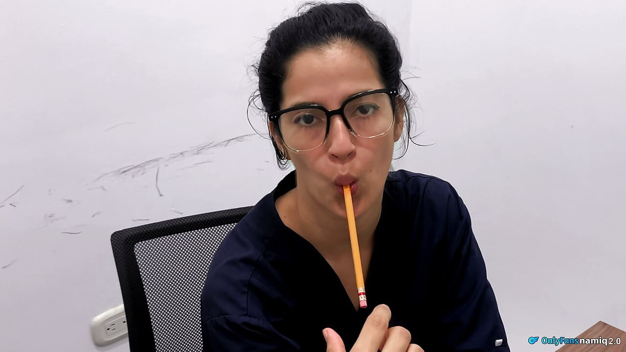 ENFERMEIRA SEXY COM CORPO LINDO MOSTRA AS SUAS HABILIDADES NO ESCRITÓRIO