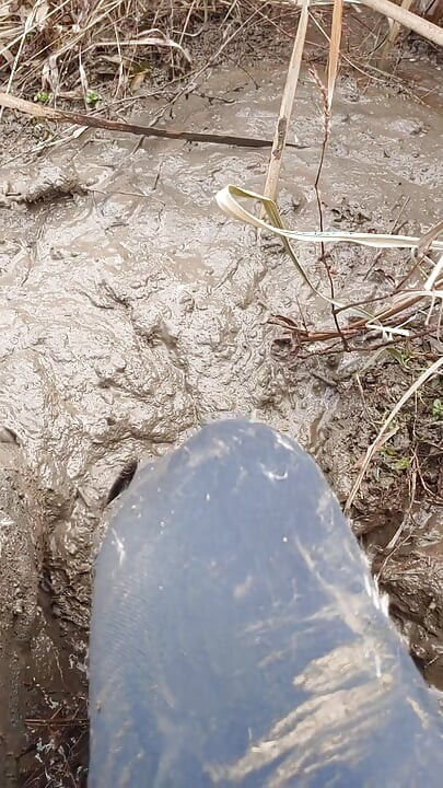 Barefeet bawi się w piasku brudne stopy