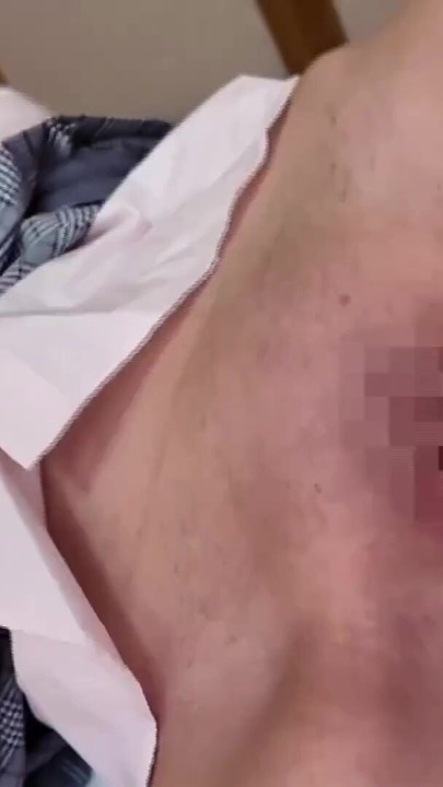 산악 롯지 2에서 로맨틱한 휴가를 즐기는 노인과 젊은 여성 | 클립 2