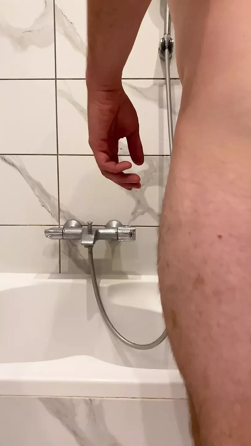 Poranek zaczyna się, gdy ciepłe krople wody osuwają się w dół mojego nagiego ciała