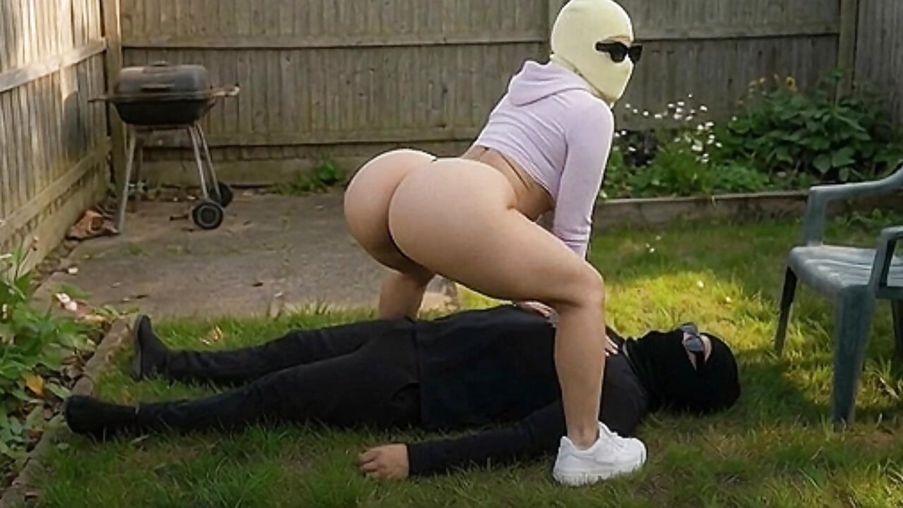 Speelse tengere stiefzus met grote kont die haar stiefbroer plaagt