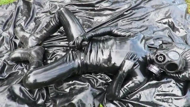 Summer Latex wank