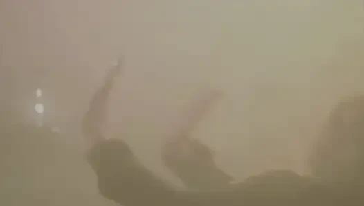 Doğal büyük memeli Rita Faltoyano dans ediyor ve dans zemininde çifte penetrasyonla boşalıyor