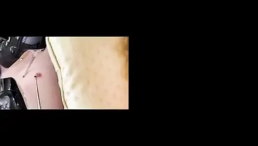 Kırmızı iç çamaşırlarıyla baskın ol.