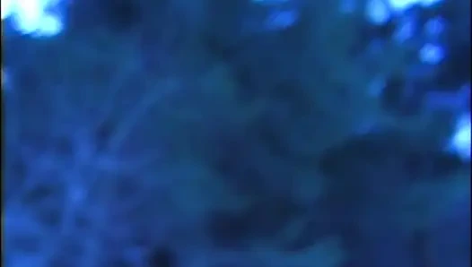 Zwei bisexuelle MILfs mit behaarter muschi in den arsch von riesigem amateur-schwanz gefickt und auf titten gespritzt