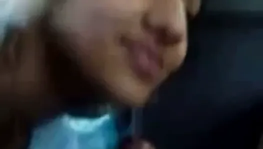 インド人の角店の女の子がペニスを舐める！