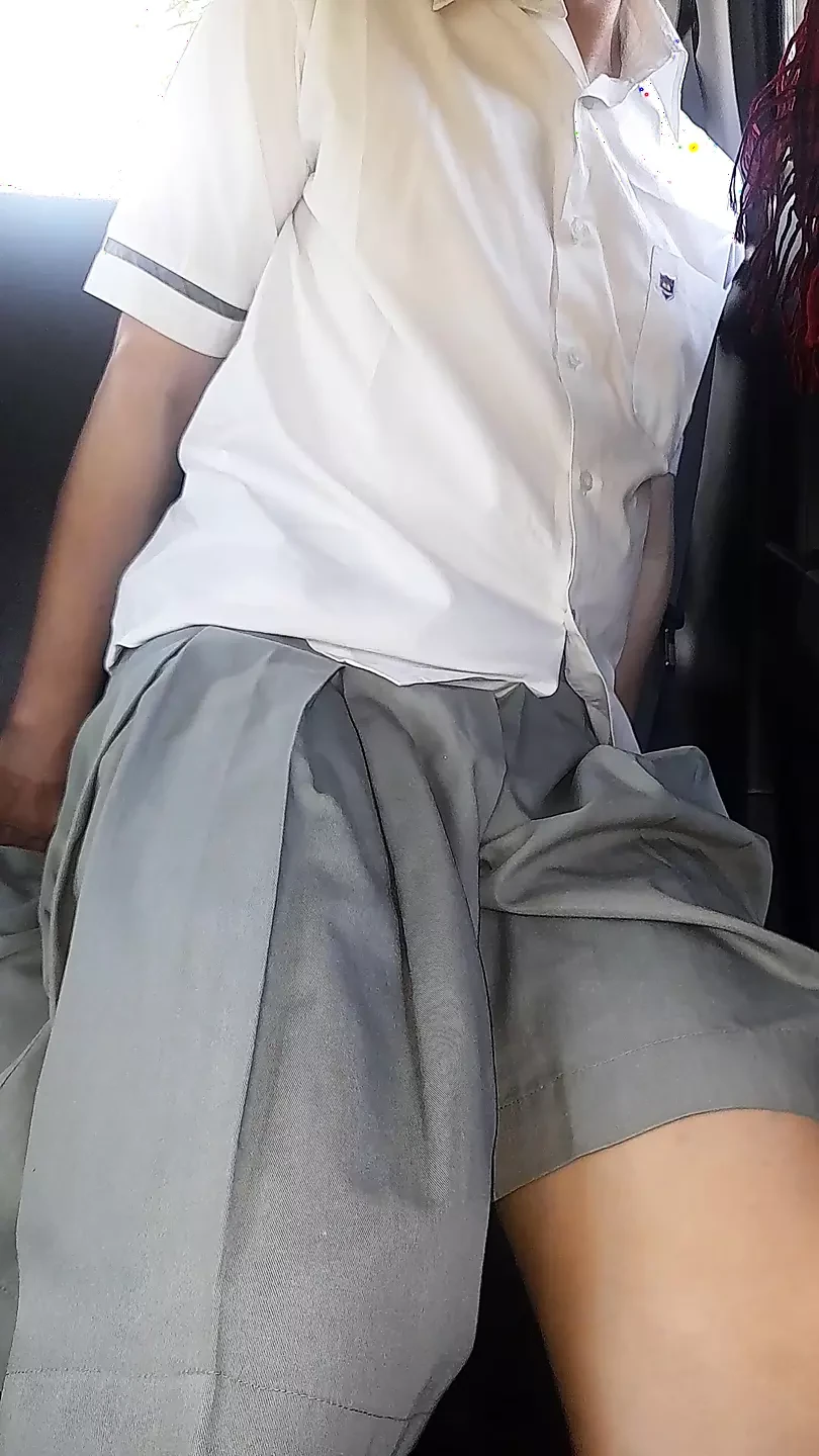 Un travesti asiatique éjacule en uniforme scolaire gris