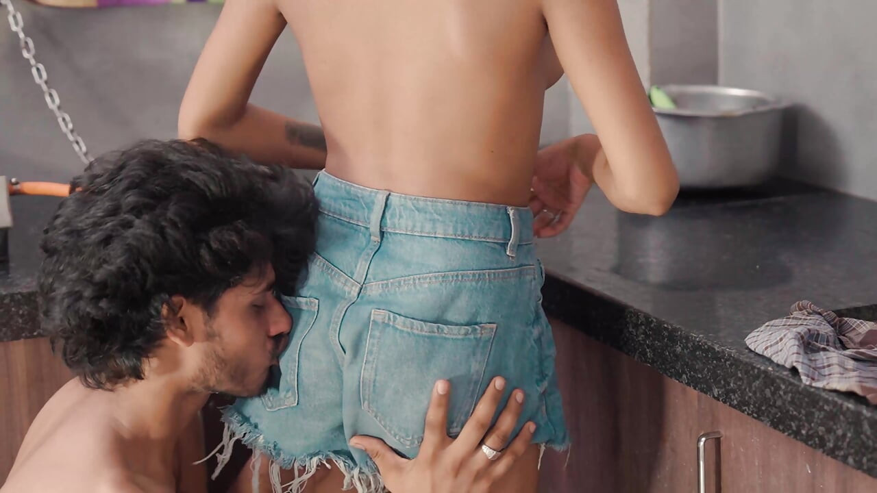 Wife ke jane ke baad Jija ne apni choti sali ko kitchen me hi pata kar kiya sex Cumshot
