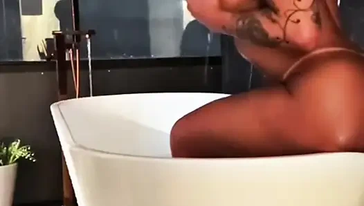 Yaramaz kız hidrode mastürbasyon yapıyor