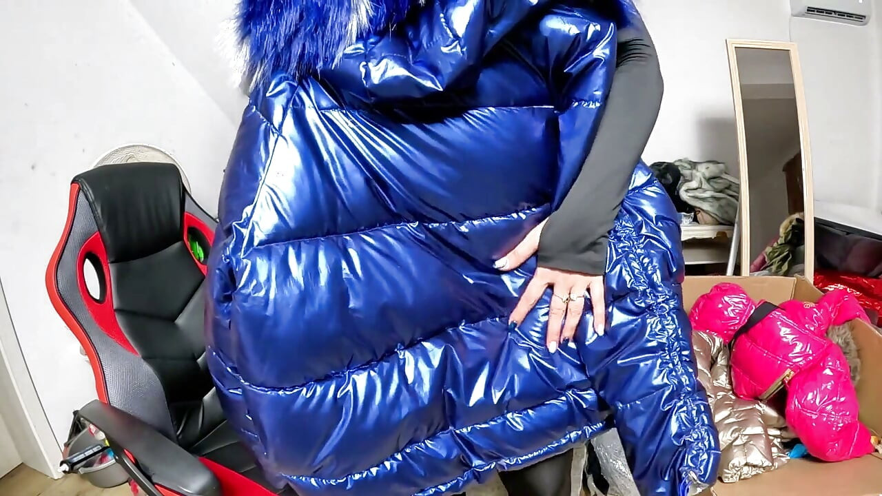 Dominante milf fur hooded downjacket masturbação. Spandex cameltoe, fumante e orgasmo