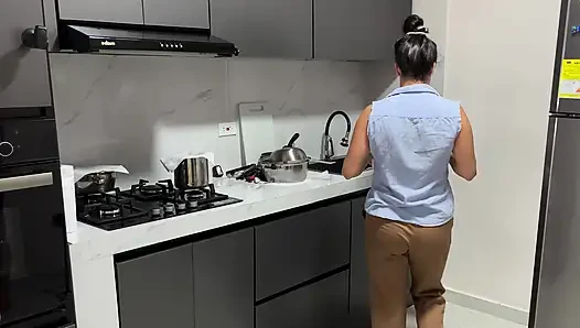 Meine stiefschwester gibt mir ihren arsch in der küche, während wir allein sind!