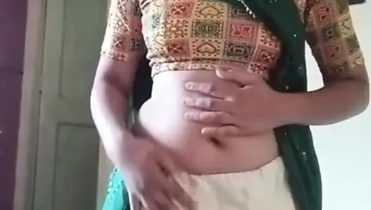 Saree mai kesi lag rahi hu sab log comment karke batana