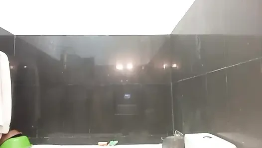 Wanita Sri Lanka merayu pasangannya melalui panggilan video sampai orgasme hanya dengan toket besar dan memek basah