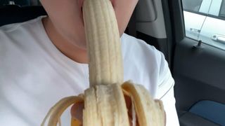 Шлюшка ест банан и давится