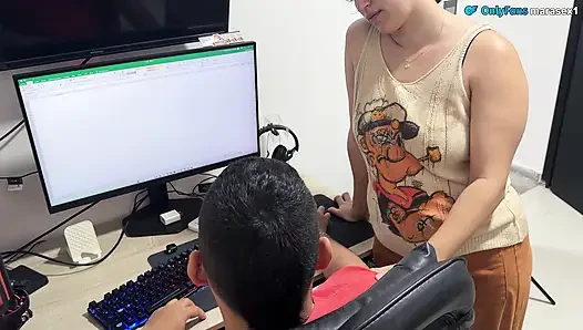 Arkadaşım kocasını önünde sikmem için beni tutuyor