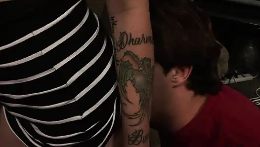 Aksi cewek bertato didobel penetasi sama teman-temannya