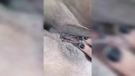 Handjob Terpandu: Nicoly Mattos memerintahkan kesenangannya dan memamerkan pantatnya yang berkedip!