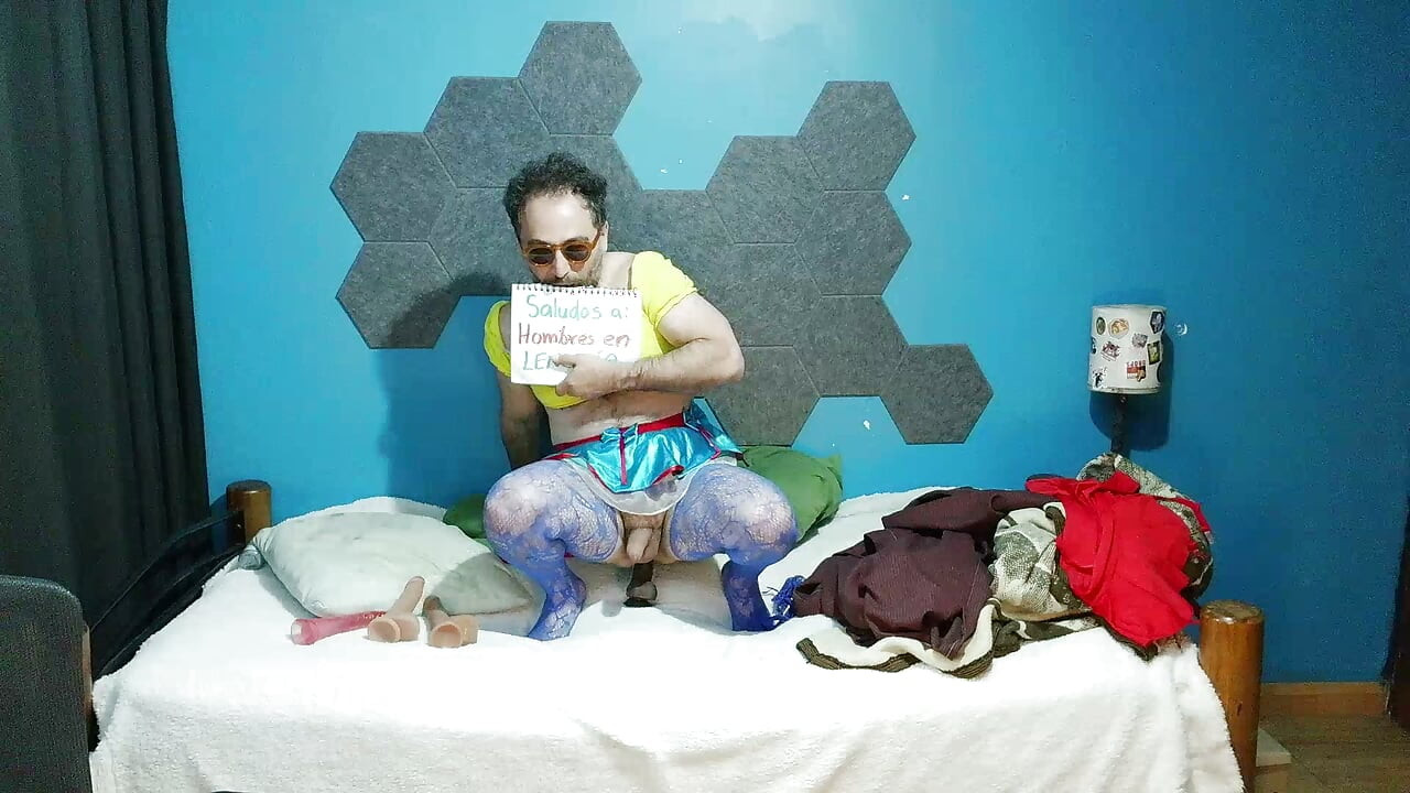 수염 난 작은 걸레가 포즈를 취하며 딜도를 빨아먹는 장면