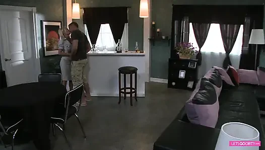 Genç delikanlının yarağı için azgın büyük memeli orta yaşlı seksi kadın