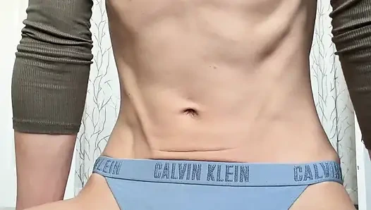 Sıska zinde küçük memeli mide vakumları ve külot modellemesi